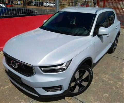 VOLVO XC40 T4 MOMENTUM TURBO