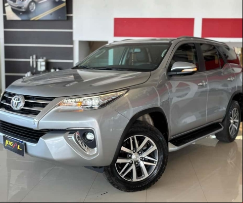 Toyota Hilux SW4 SRX - Prata - 2018/2018
