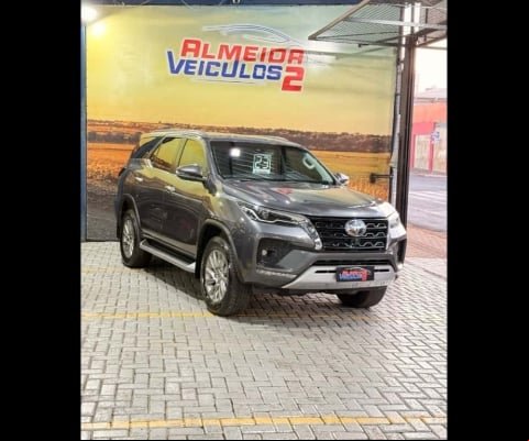 Toyota HILUX SW4 2.8 D-4D TURBO DIESEL SRX 7L 4X4 AUTOMÁTICO