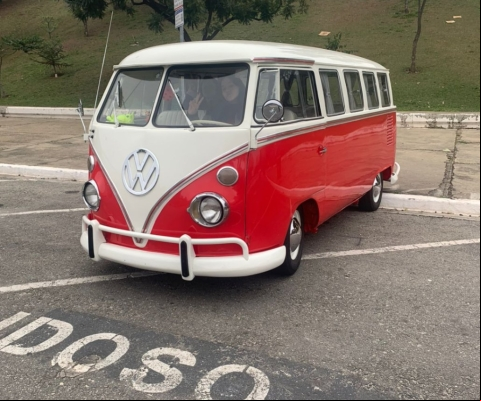 VOLKSWAGEN KOMBI à venda.