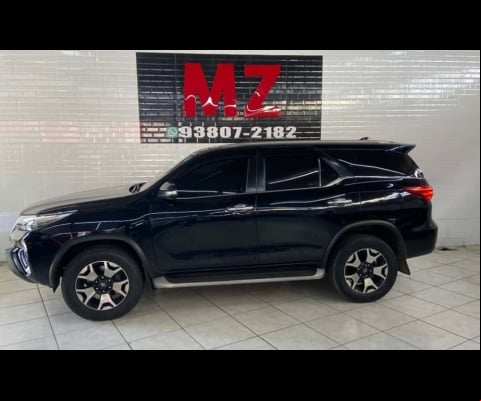Toyota HILUX SW4 2.8 SRX 4X4 7 LUGARES 16V TURBO INTERCOOLER DIESEL 4P AUTOMÁTICO