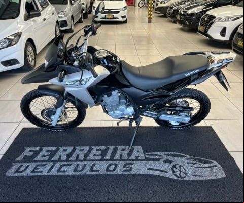 Aventureira e versátil! A XRE 300 é ideal para quem busca conforto e desempenho tanto na cidade quan